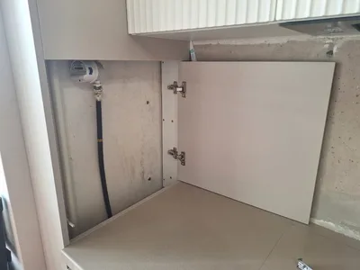 Установка фасадов и петель при сборке кухни в Пинске
